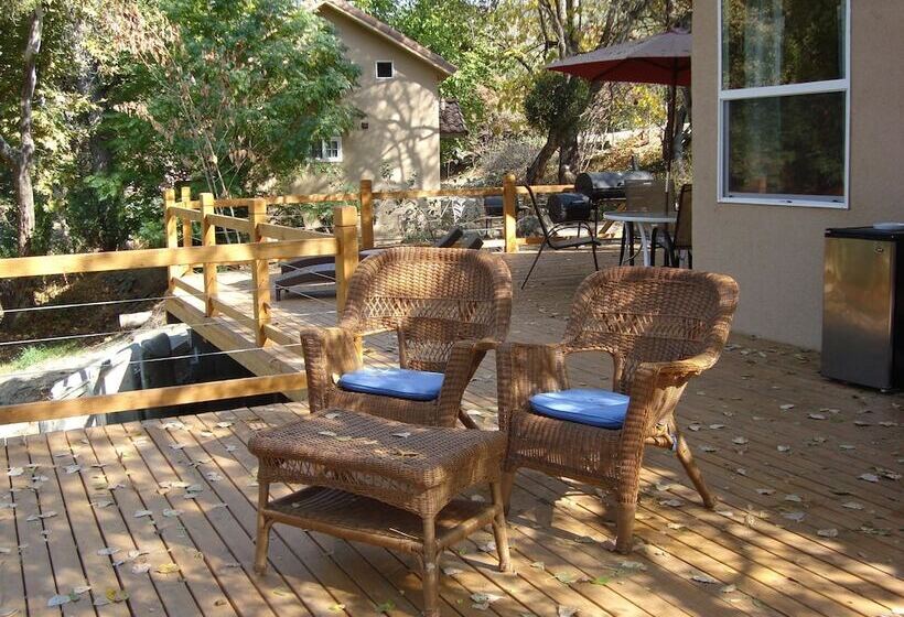 فندق Sequoia Riverfront Cabins