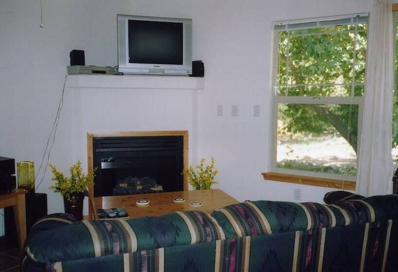 فندق Sequoia Riverfront Cabins