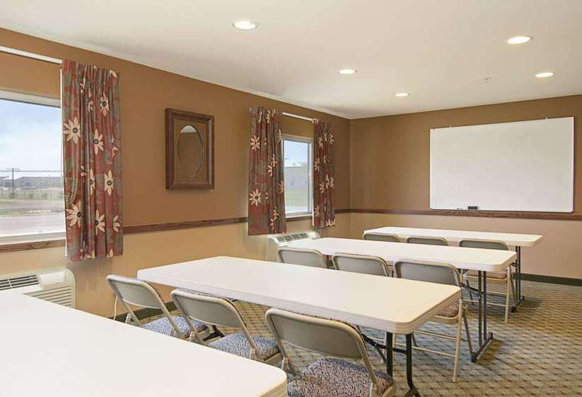 ホテル Super 8 By Wyndham Topeka At Forbes Landing