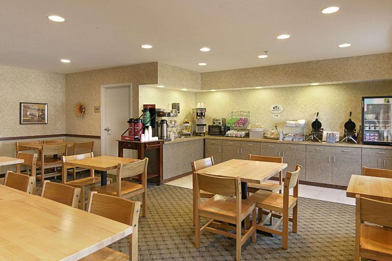 ホテル Super 8 By Wyndham Topeka At Forbes Landing