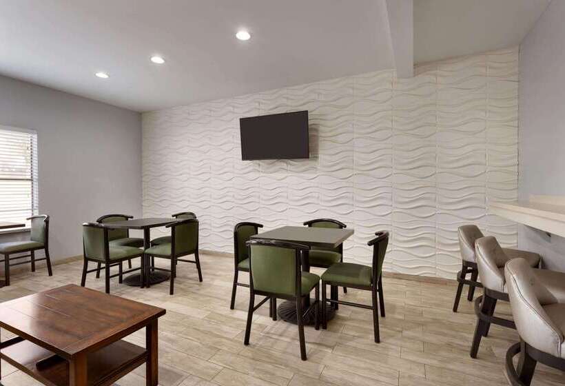 Отель Super 8 By Wyndham Universal City