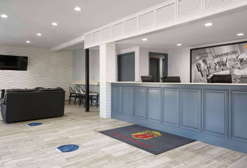 Отель Super 8 By Wyndham Universal City