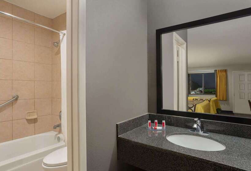 Отель Super 8 By Wyndham Universal City