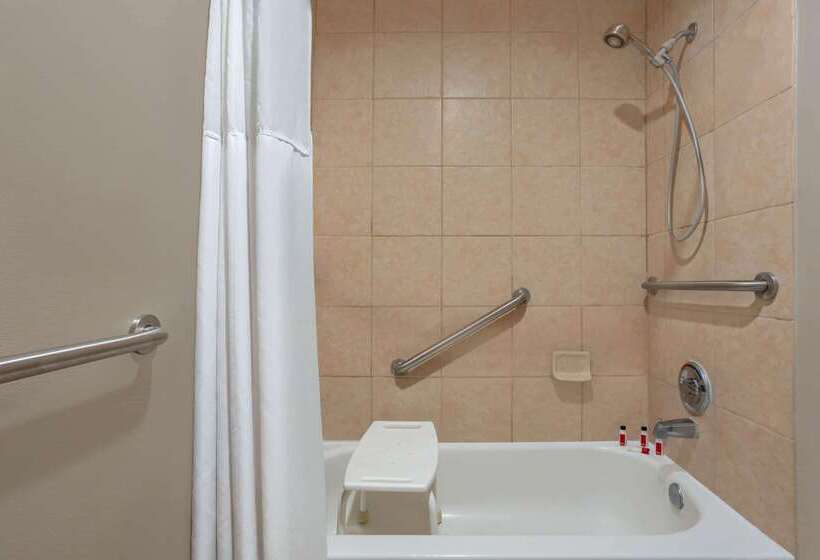 Отель Super 8 By Wyndham Universal City