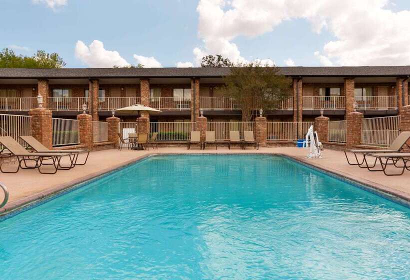 Отель Super 8 By Wyndham Universal City