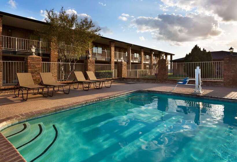 Отель Super 8 By Wyndham Universal City