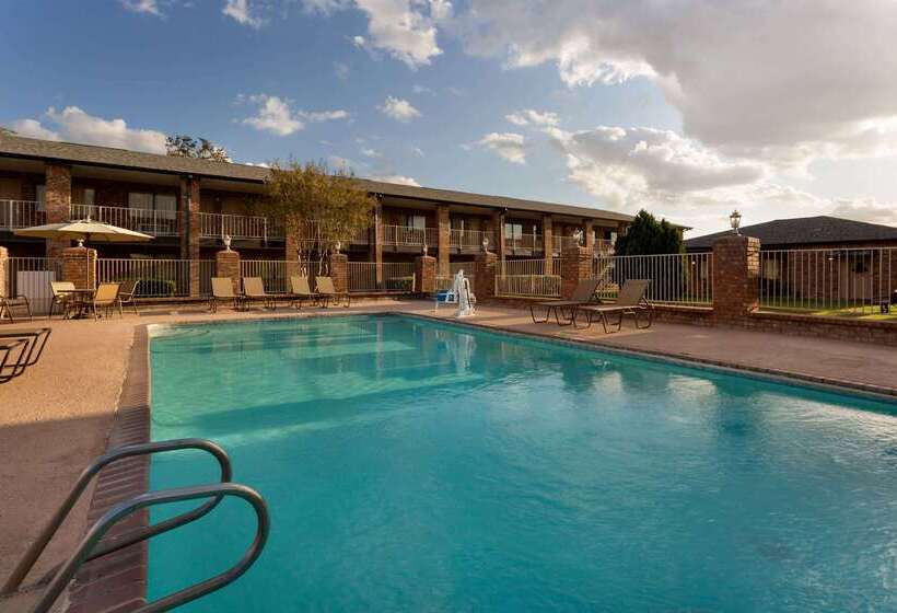 Отель Super 8 By Wyndham Universal City