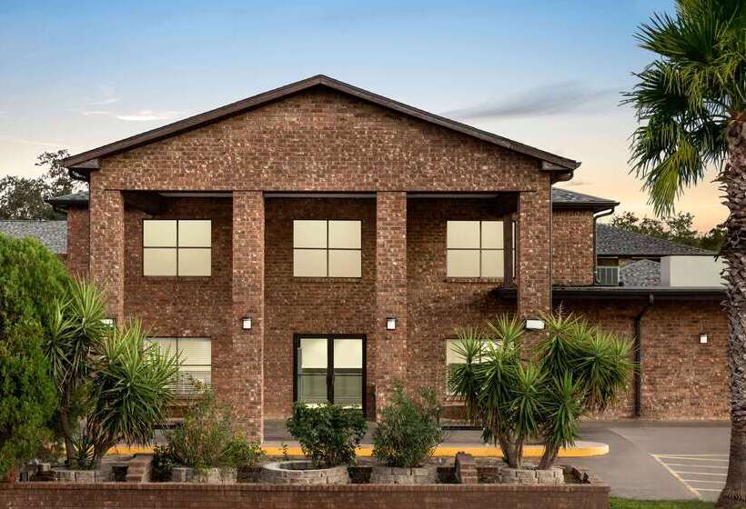 Отель Super 8 By Wyndham Universal City