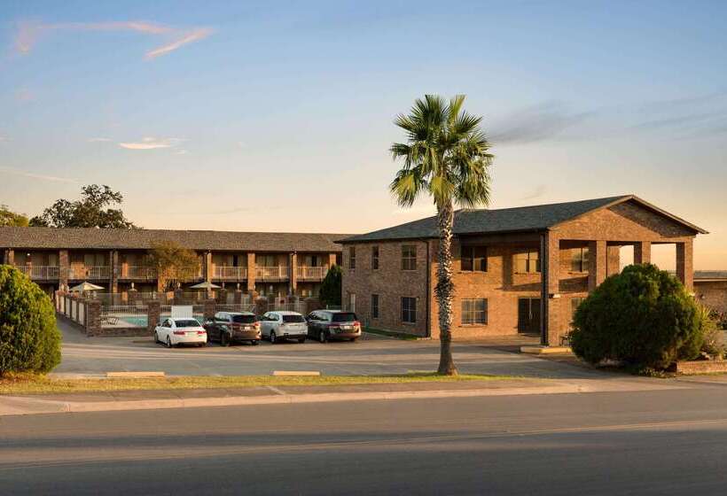 Отель Super 8 By Wyndham Universal City