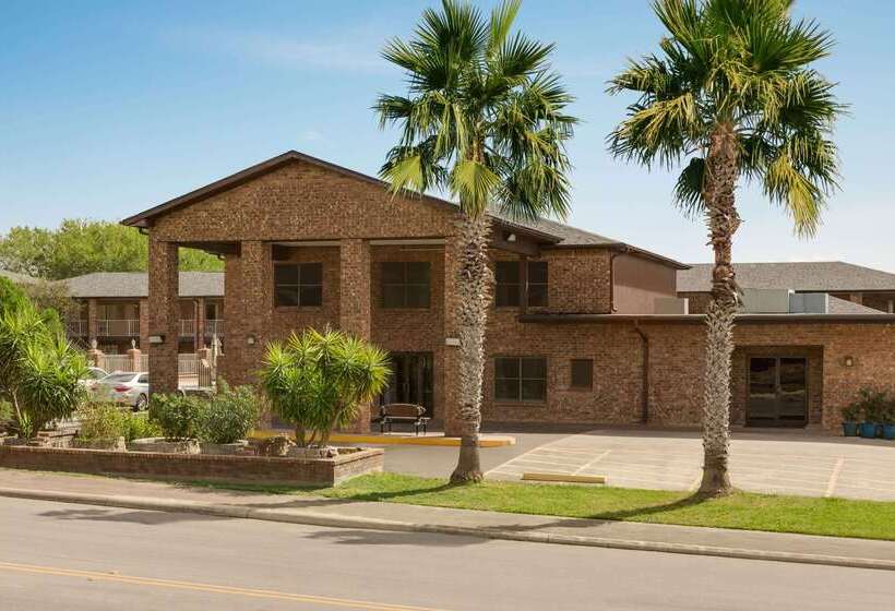 Отель Super 8 By Wyndham Universal City