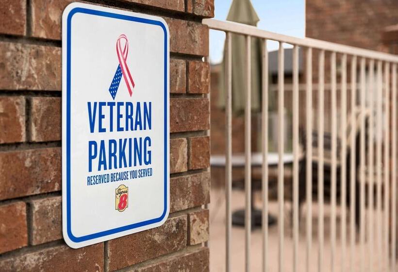 Отель Super 8 By Wyndham Universal City