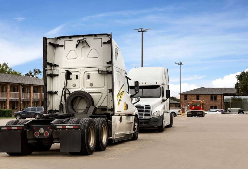 Отель Super 8 By Wyndham Universal City