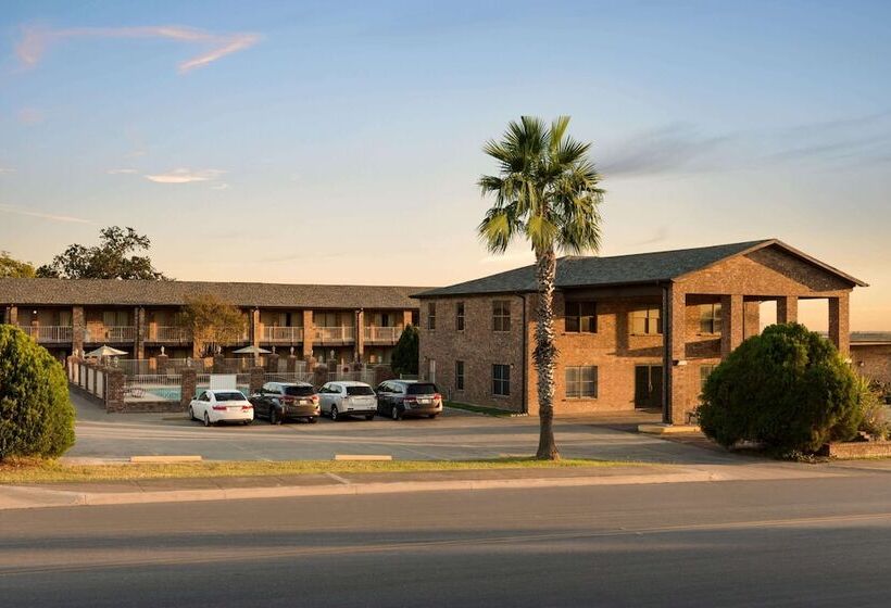 Отель Super 8 By Wyndham Universal City