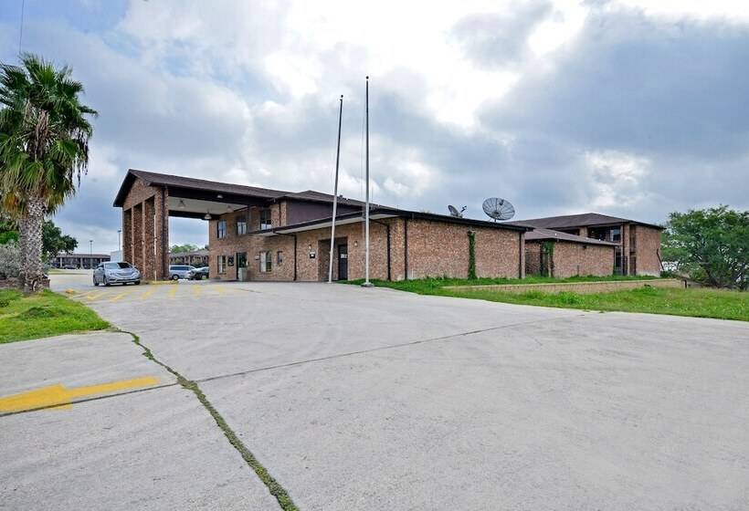 Отель Super 8 By Wyndham Universal City