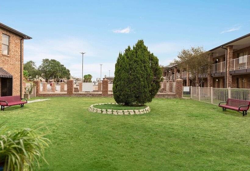 Отель Super 8 By Wyndham Universal City