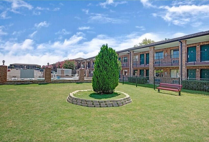 Отель Super 8 By Wyndham Universal City