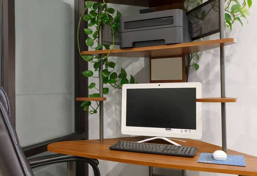 Отель Super 8 By Wyndham Universal City