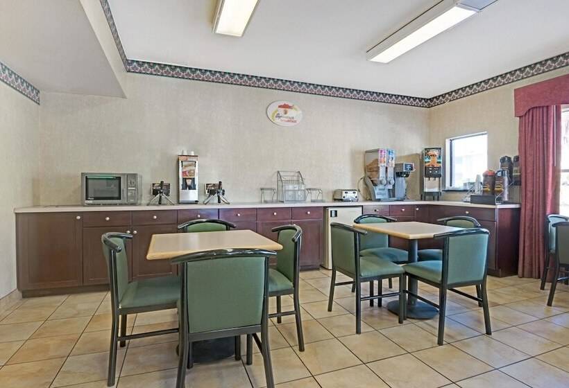 Отель Super 8 By Wyndham Universal City