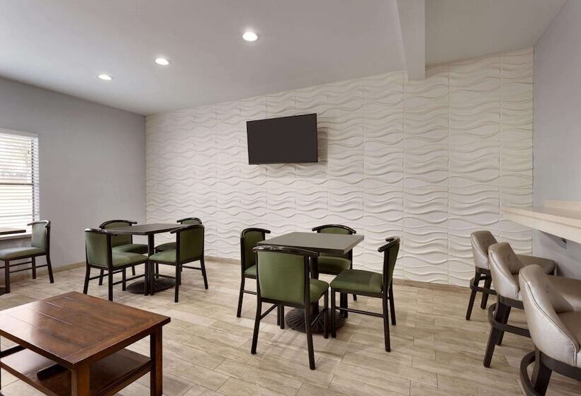 Отель Super 8 By Wyndham Universal City