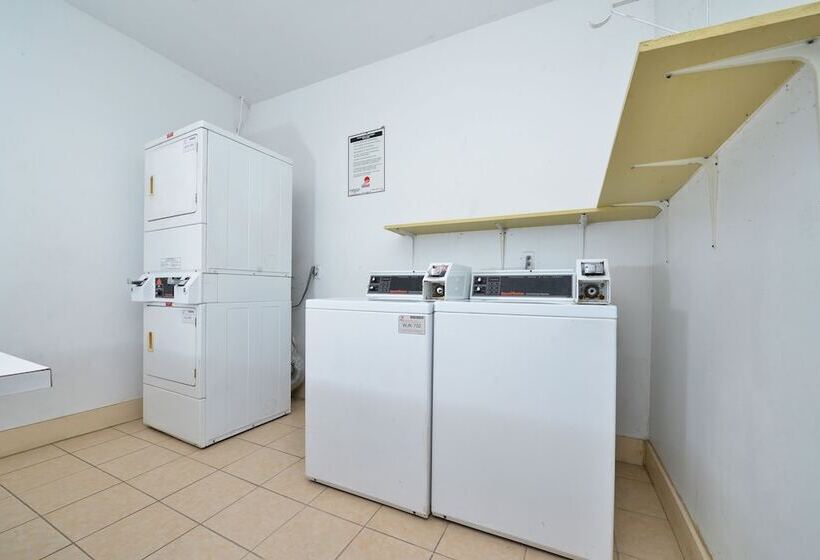 Отель Super 8 By Wyndham Universal City