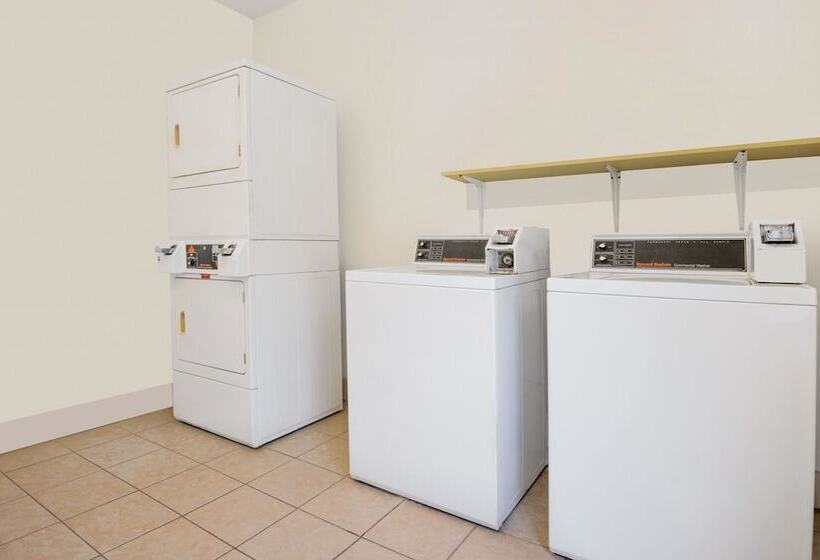 Отель Super 8 By Wyndham Universal City