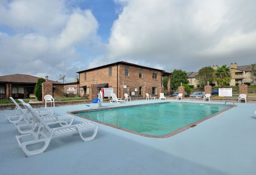 Отель Super 8 By Wyndham Universal City