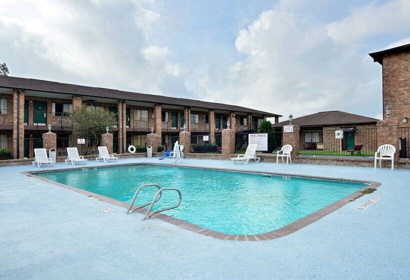 Отель Super 8 By Wyndham Universal City