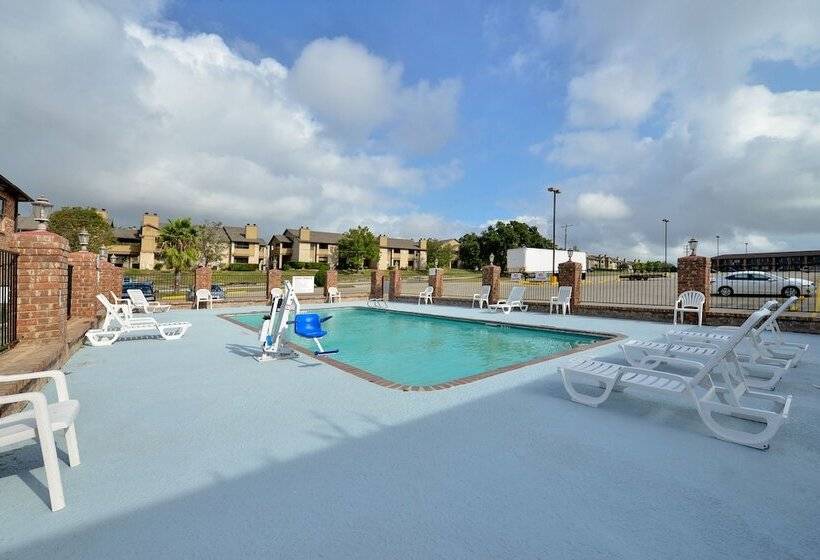 Отель Super 8 By Wyndham Universal City