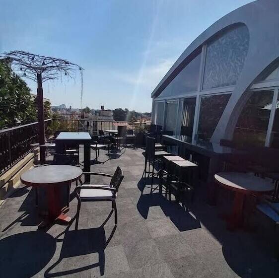 Отель The Jonathon Boutique