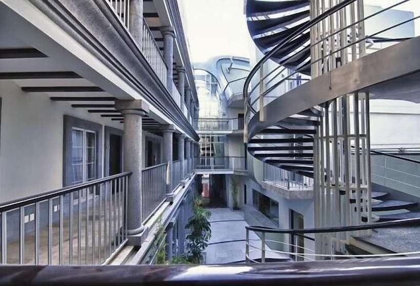 Отель The Jonathon Boutique