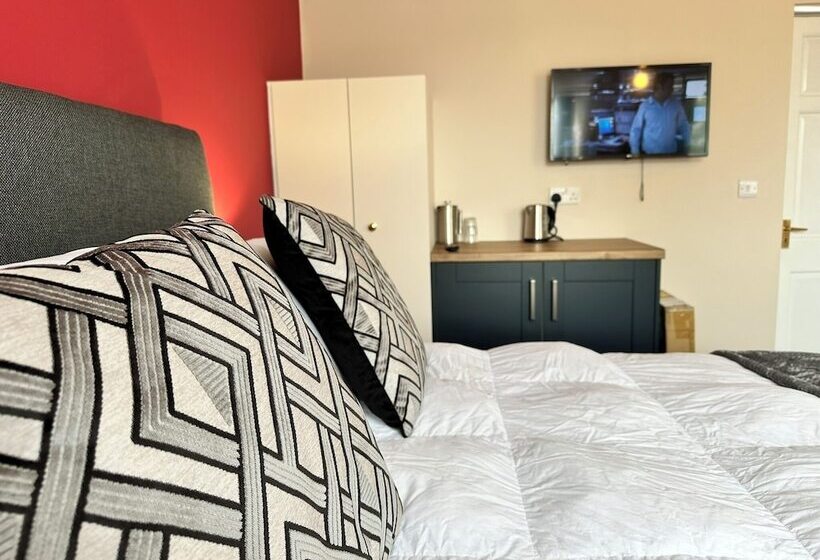 Отель The Prince Albert Pub &