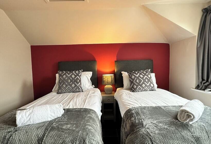 Отель The Prince Albert Pub &