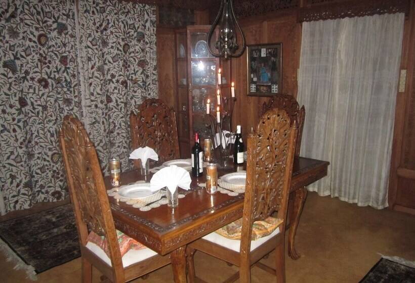 Hotel Wangnoo Houseboats