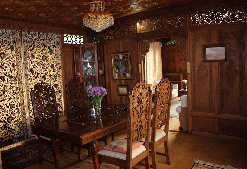 Hotel Wangnoo Houseboats