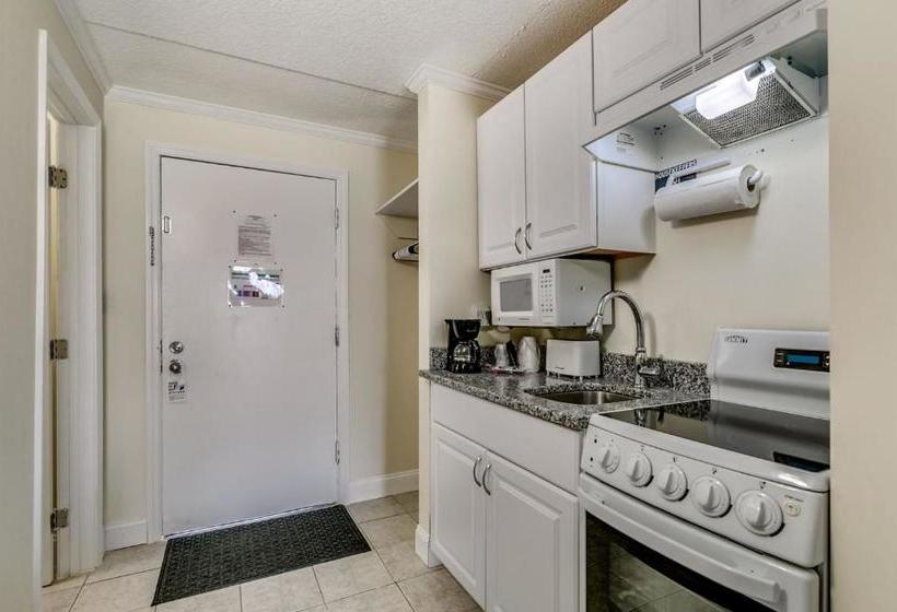 Sea Hawk Oceanfront Motel