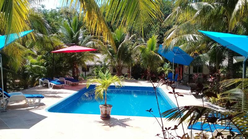 تختخواب و صبحانه Camp Akumal   Hosted Family Bungalows