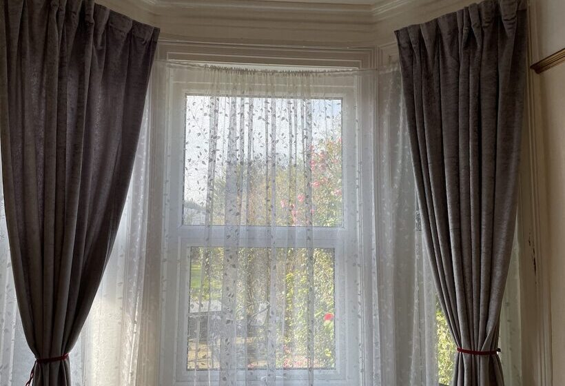 Bed and Breakfast Diamonds Lodge Near York Hospital