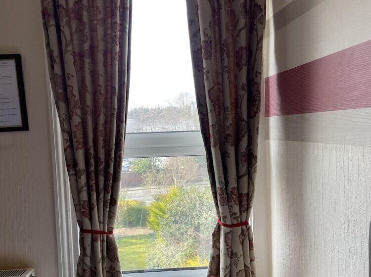 Bed and Breakfast Diamonds Lodge Near York Hospital