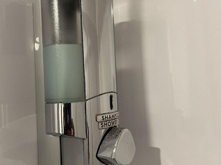 Bed and Breakfast Diamonds Lodge Near York Hospital