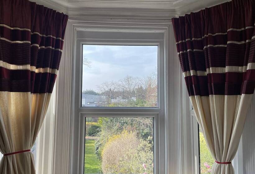 Bed and Breakfast Diamonds Lodge Near York Hospital