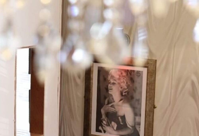 مبيت وإفطار The Bell Guest House