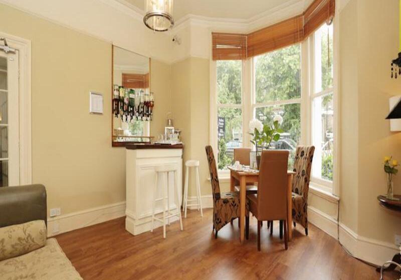 ホテル Arden House