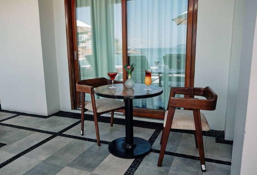 ホテル Casa Lucila Mazatlán Curamoria Collection