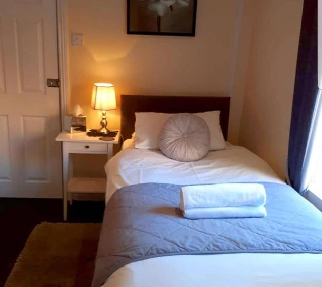 בית מלון כפרי Elmswood Guest House