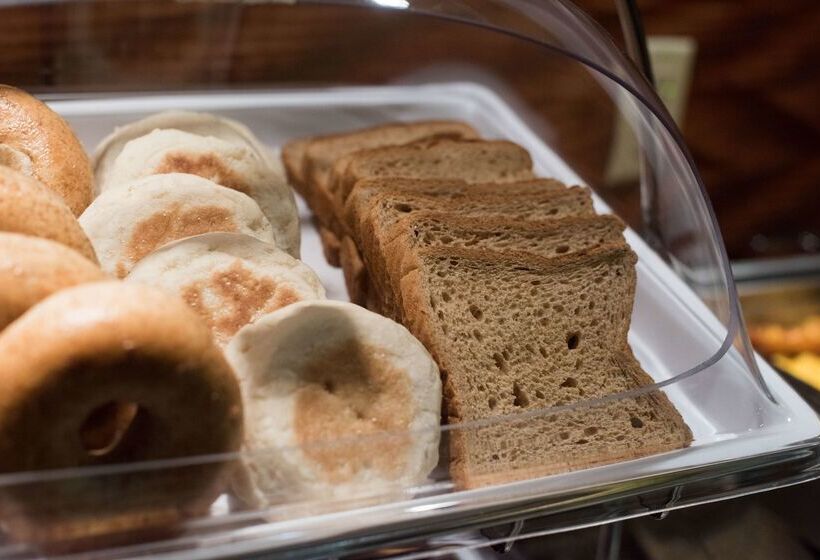 בית מלון כפרי Hampton Inn & Suites Woodstock, Va