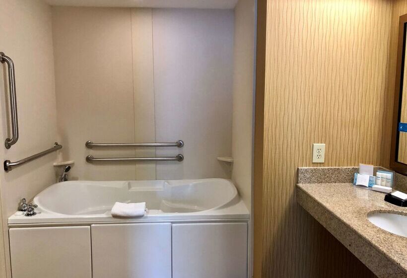 בית מלון כפרי Hampton Inn & Suites Woodstock, Va