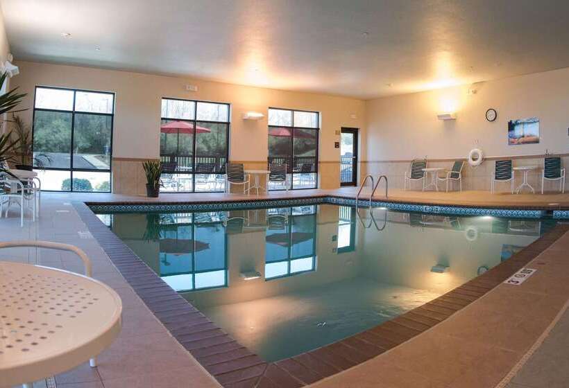 בית מלון כפרי Hampton Inn & Suites Woodstock, Va