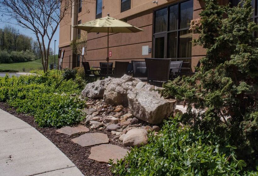 בית מלון כפרי Hampton Inn & Suites Woodstock, Va