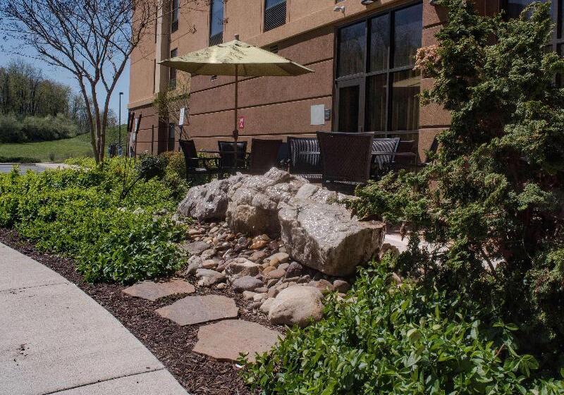 בית מלון כפרי Hampton Inn & Suites Woodstock, Va