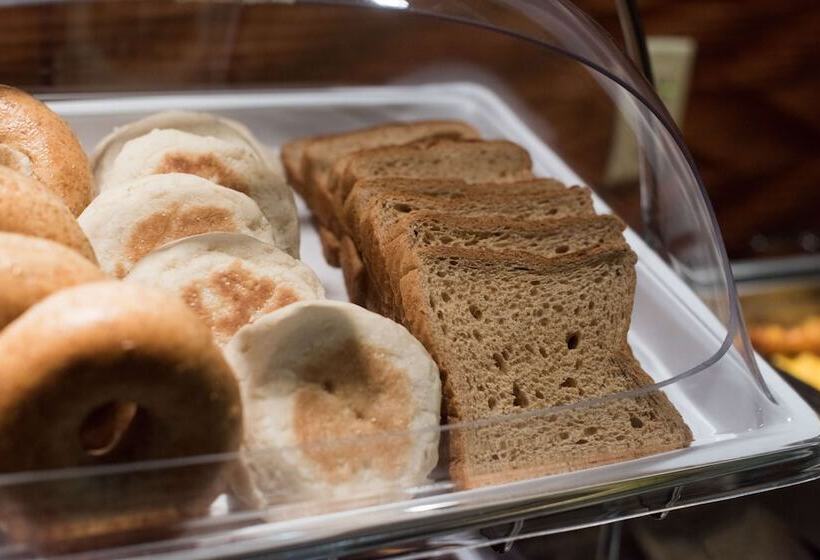 בית מלון כפרי Hampton Inn & Suites Woodstock, Va